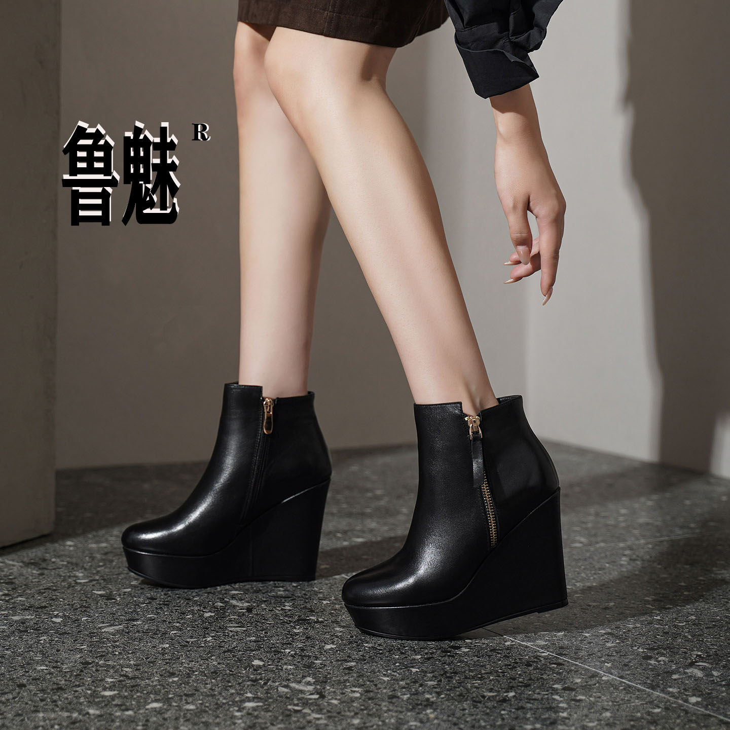 时尚黑色坡跟短靴女冬季防水台圆头厚底增高显瘦百搭侧拉链时装靴
