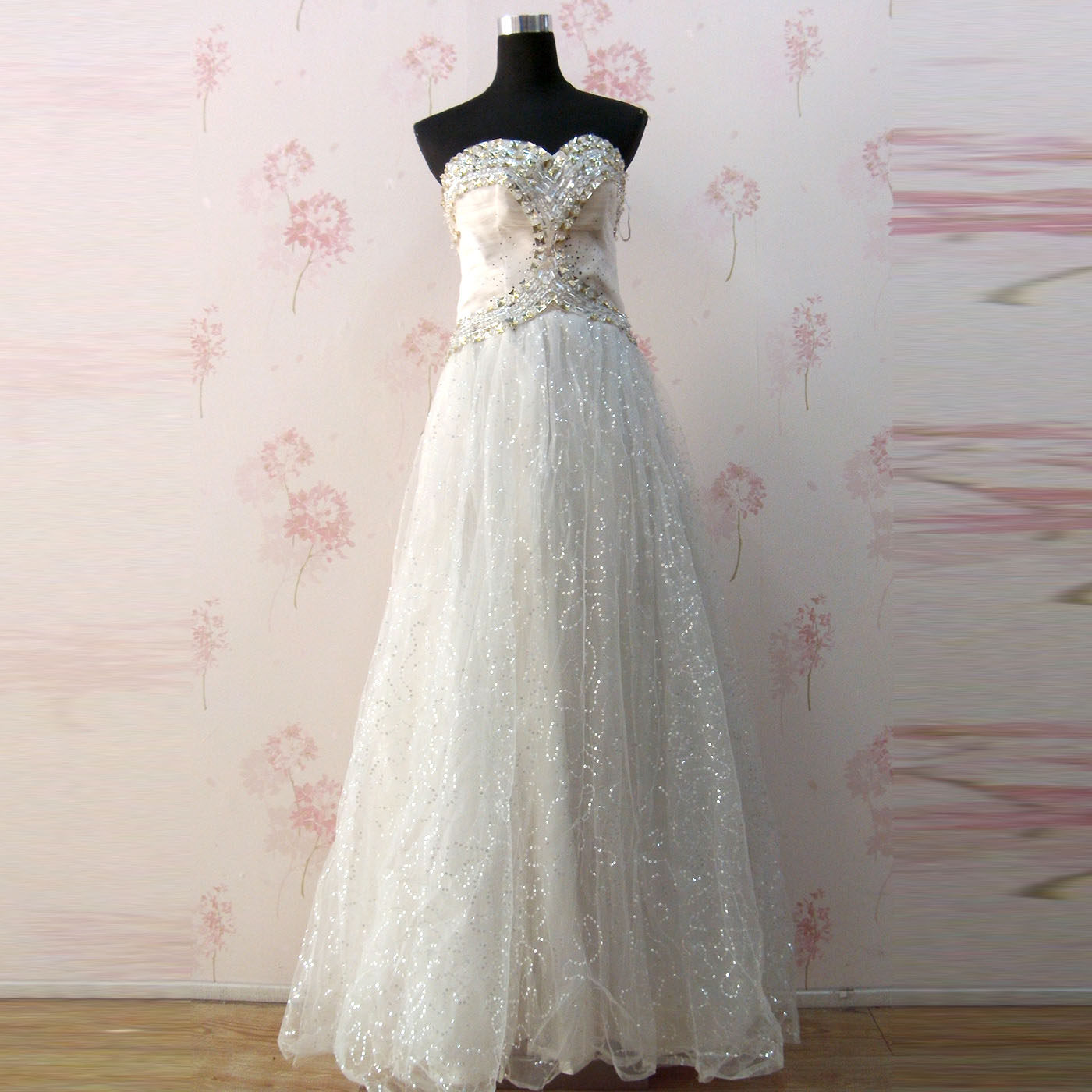 8成新白色抹胸亮片大钻裙摆多层网纱新娘公主蓬齐地绑带婚纱kp026