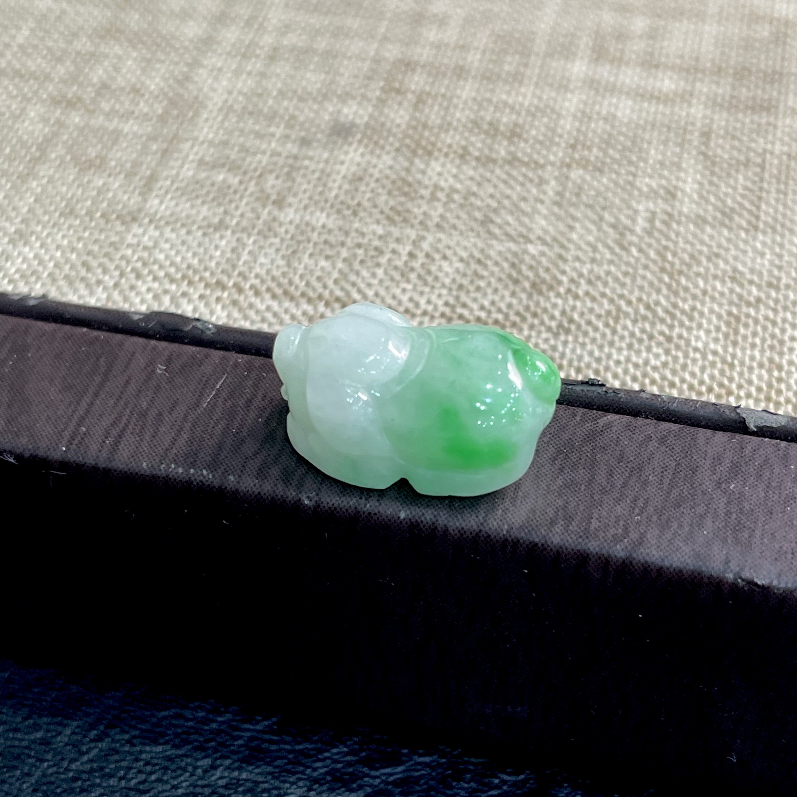 缅甸天然翡翠A货细糯白底阳绿