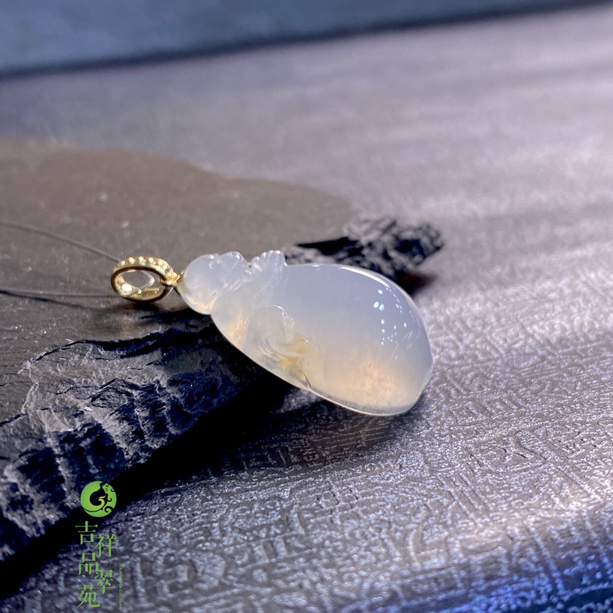 缅甸天然翡翠A货冰种胶感洒金18k生肖猴子寿桃翡翠吊坠精品玉石