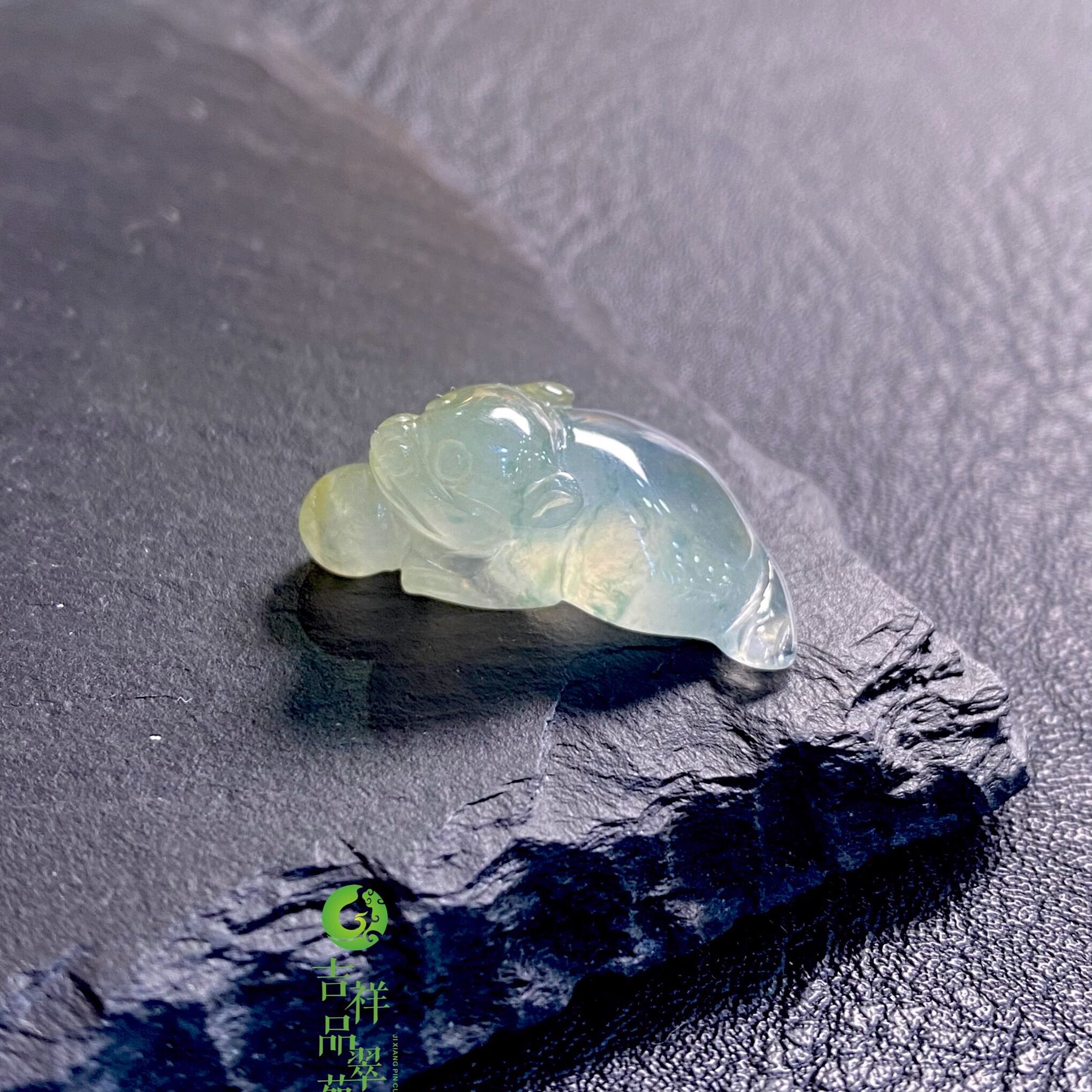 起胶感老坑A货金蟾吊坠天然翡翠
