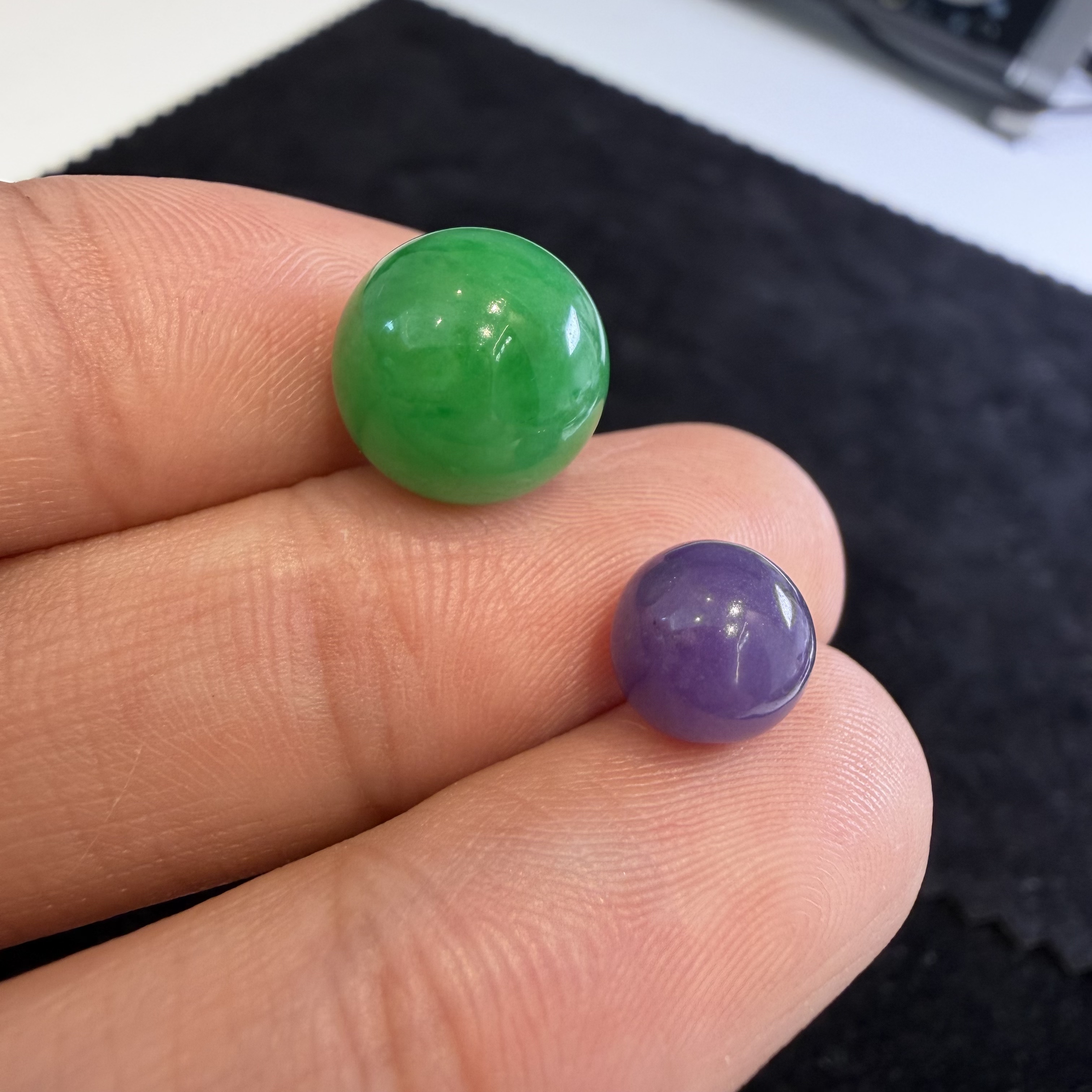 缅甸A货翡翠细糯辣绿大珠一对