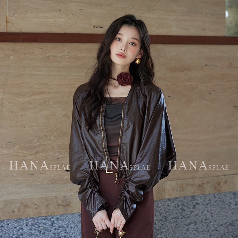 翡格依含那长袖夹克女秋款设计感V领拉链百搭时髦抽褶亮面短外套