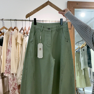 浅绿色裤子