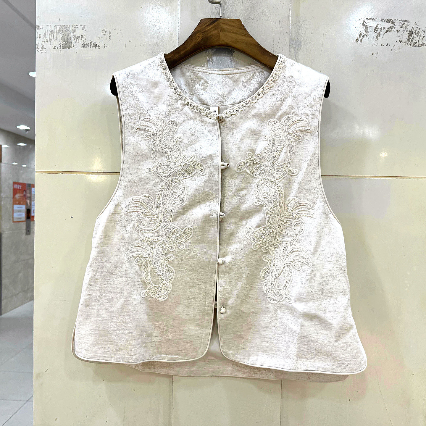 林依橱L25A03061 重工刺绣花圆领单排扣国风短装马甲外套春装正品