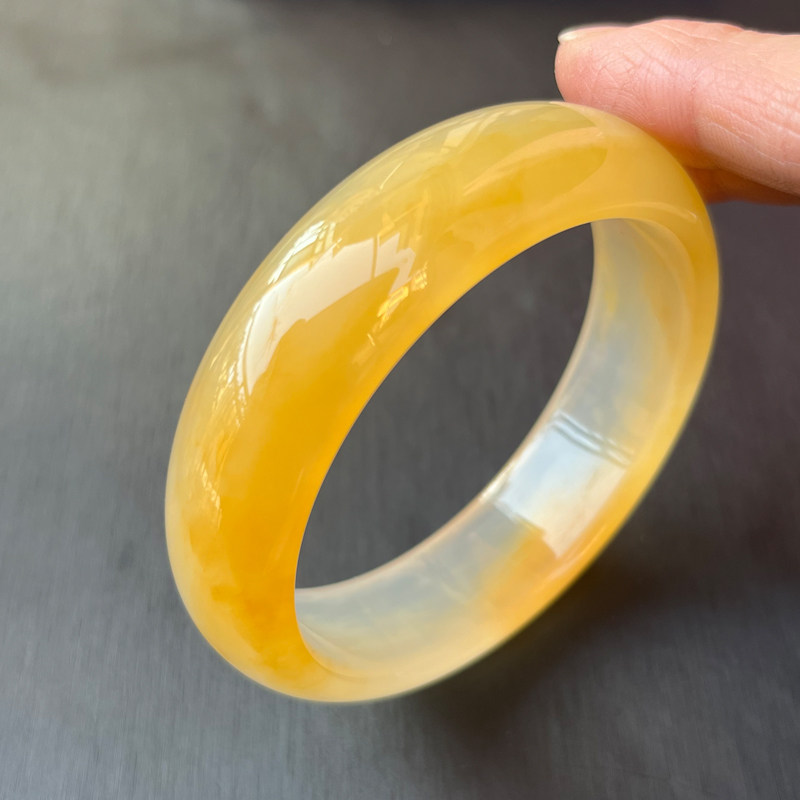 云南纯天然黄龙玉手镯玉质细腻巧色好看过年送礼首选