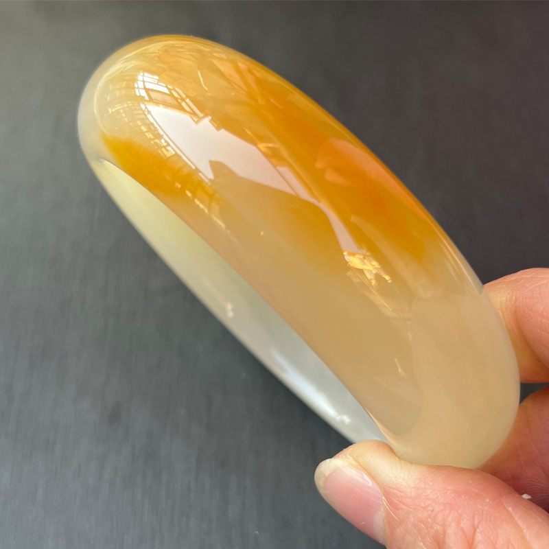 云南纯天然黄龙玉手镯轮胎圈玉质细腻俏色好