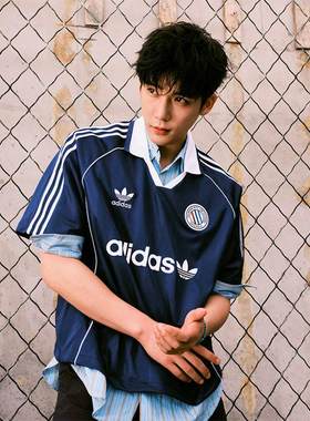 adidas阿迪达斯三叶草王安宇同款撞色复古足球运动短袖球衣KC0127