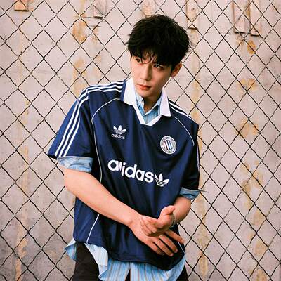 adidas阿迪达斯三叶草王安宇同款撞色复古足球运动短袖球衣KC0127