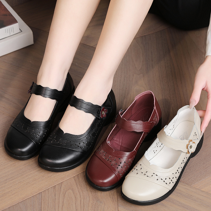40加大码妈妈拉带凉鞋34号中老年人酒红软皮鞋低跟平底洞洞鞋子43