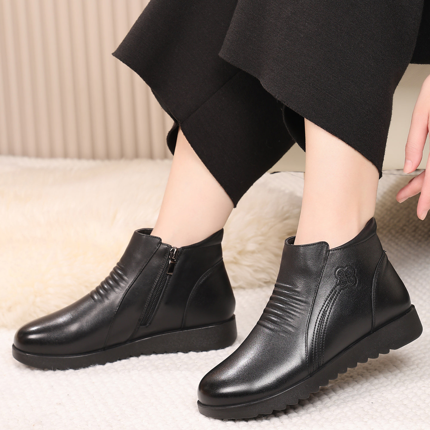 41号妈妈轻便平底软牛皮棉鞋中老年人冬天高帮女鞋子休闲旅游短靴