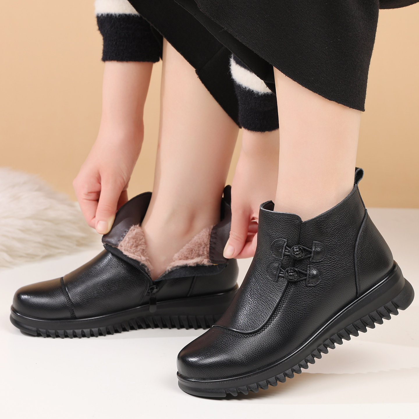 旺奈真皮软底妈妈棉鞋冬季加绒保暖平底短靴中年大码防滑圆头棉靴