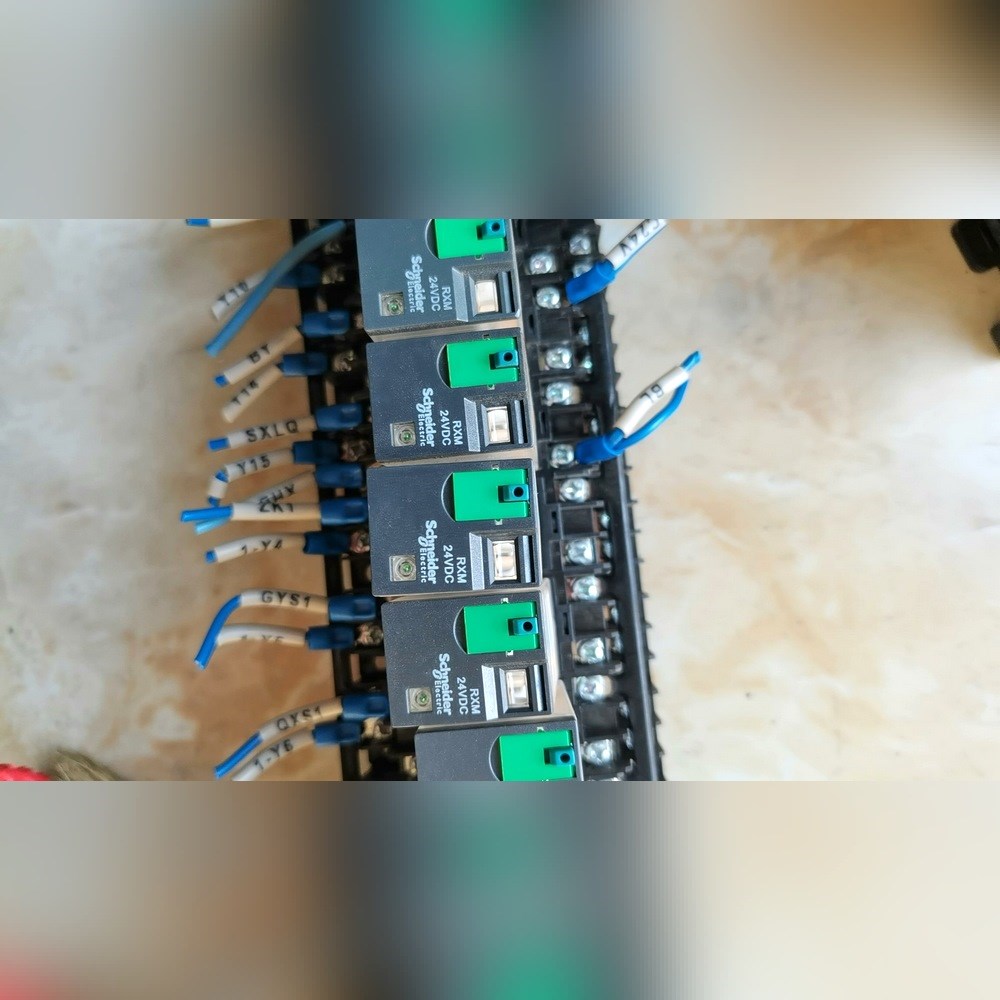 施耐德中间继电器RXM24VDC10A成色见图实物 议价