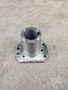 新源轮式挖掘机配件大全液压机械轮胎75挖机正品下传动箱输油泵座