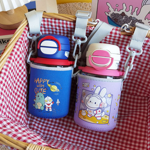 杯具熊水杯套680ml塑料杯儿童学生保护套水壶套斜挎杯子套袋防摔