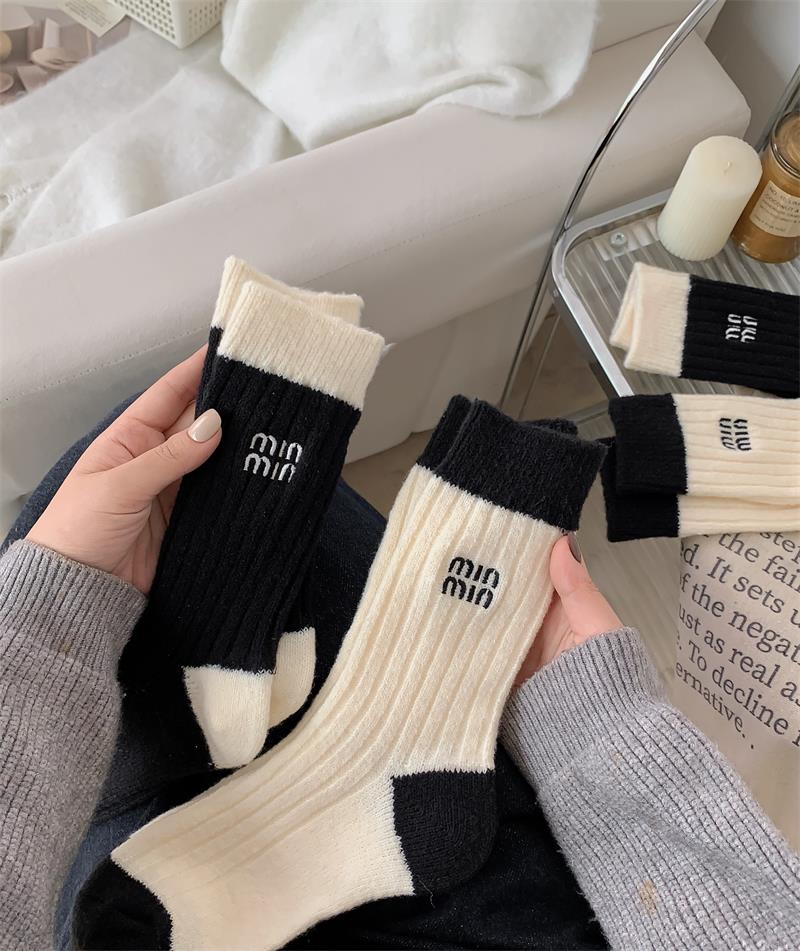 刺绣字母羊绒袜子女秋冬加厚中筒