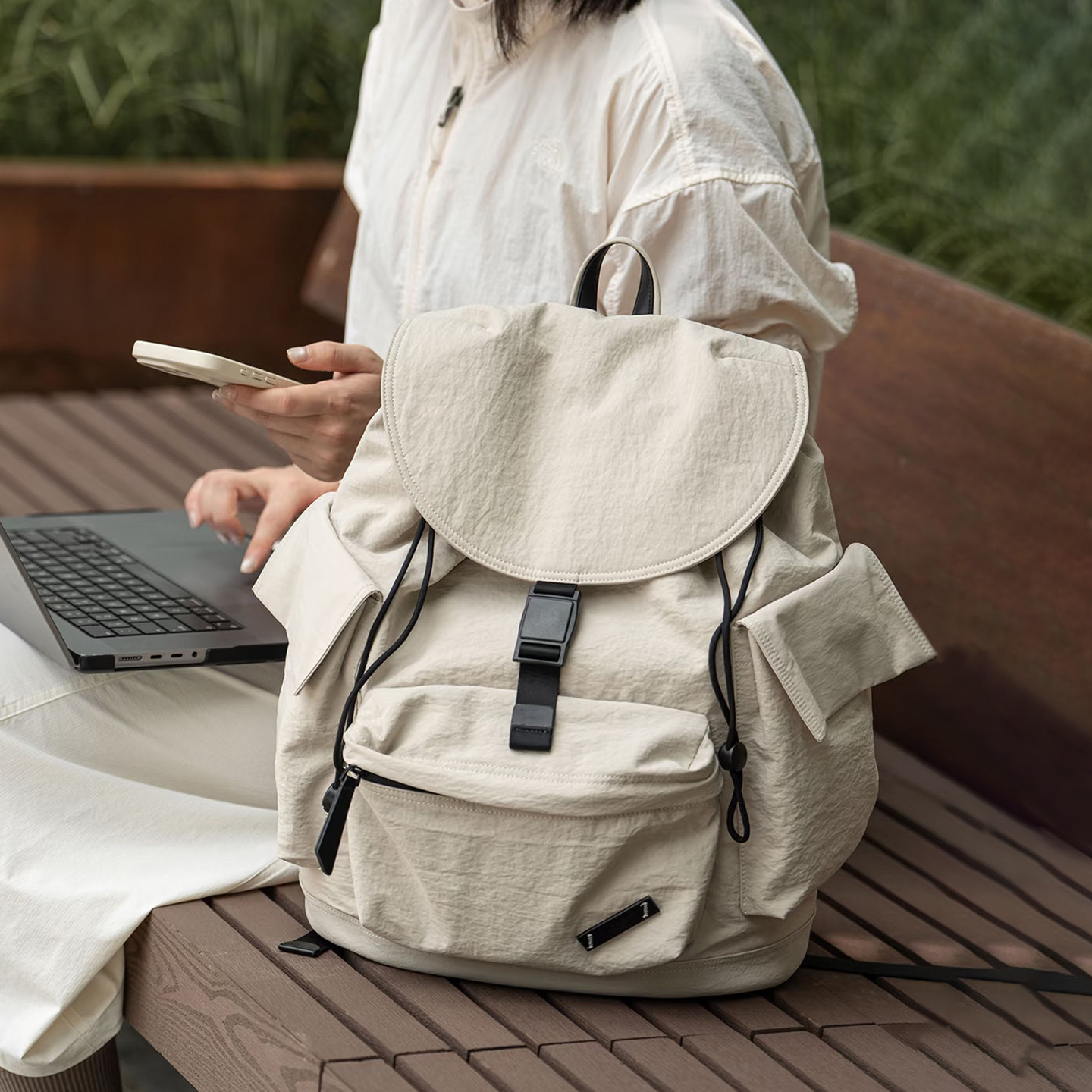 高级感小众女双肩包户外旅游轻便背包上班通勤学生大容量电脑书包