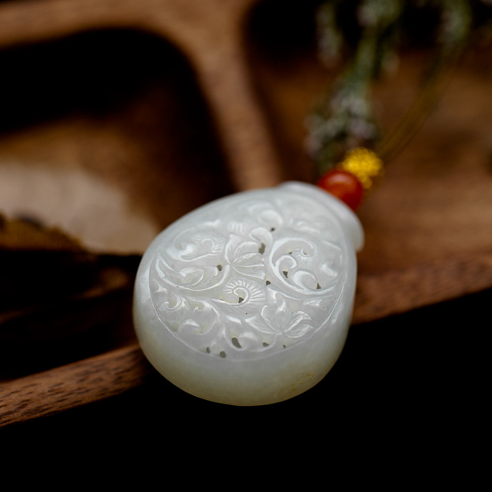 《花好月圆》和田玉籽料镂空雕刻香囊24K黄金镂空珠南红珠项链