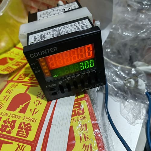 omRon计数器两个,型号:H7CX-ASD,有一个有按键,--议价商品