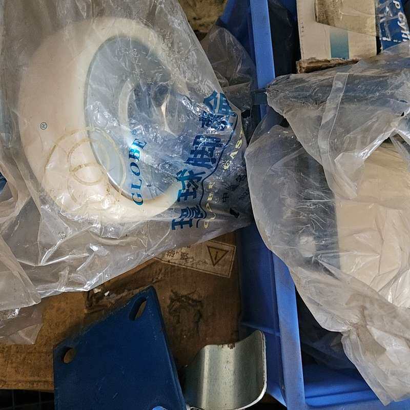 个环球脚轮，8寸万向的，28/37CM全新包装都在，不包邮--议价商品