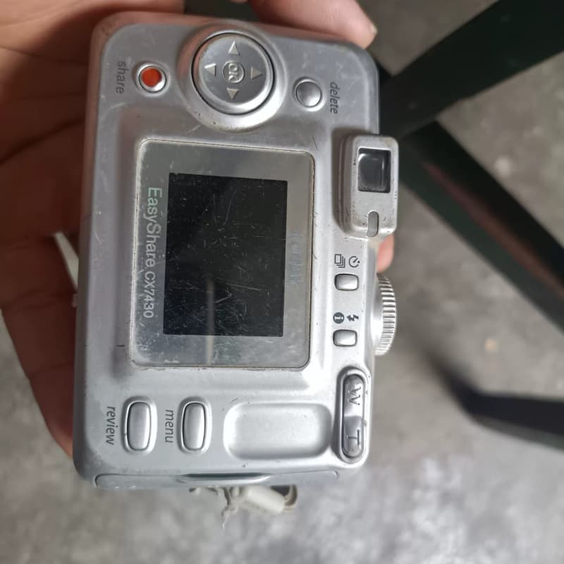 一块二手柯达CX7430数码相机。成色如图,按上没反应。--议价商品