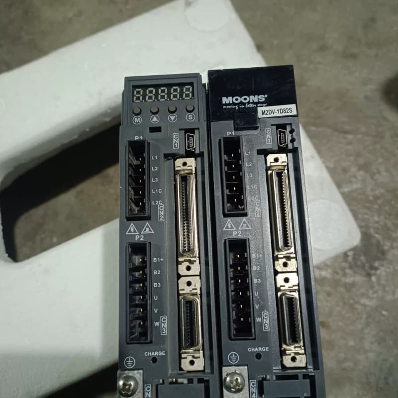 两台二手拆机鸣志M2DV-1D82S伺服驱动器 。成色如图，--议价商品