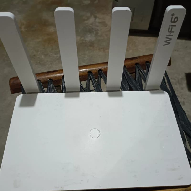三台二手路由器。图一到图三是3000Mbps Wi-Fi--议价商品