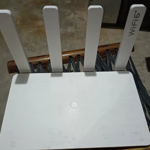 三台二手路由器。图一到图三是3000Mbps Wi-Fi--议价商品