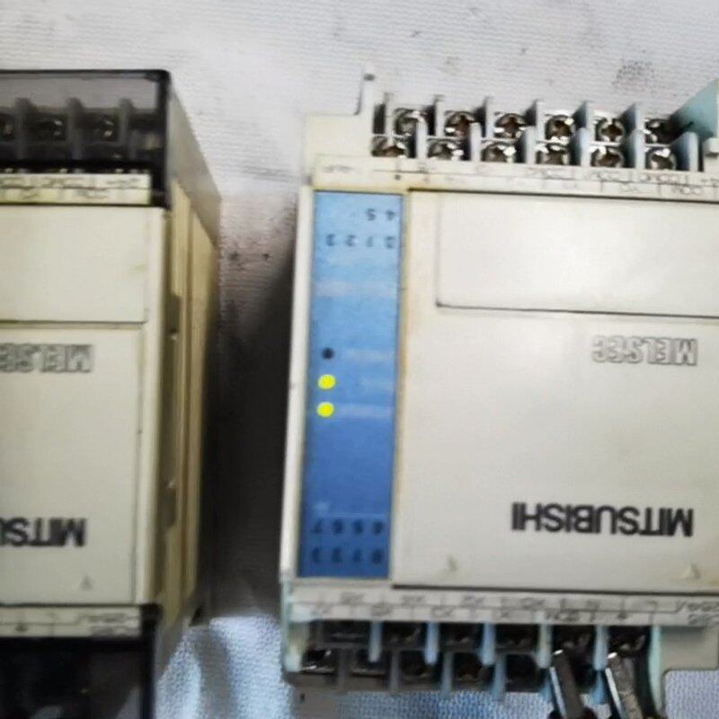 三菱PLC，FX1S-14MR-001，二个，一个外壳破，一--议价商品