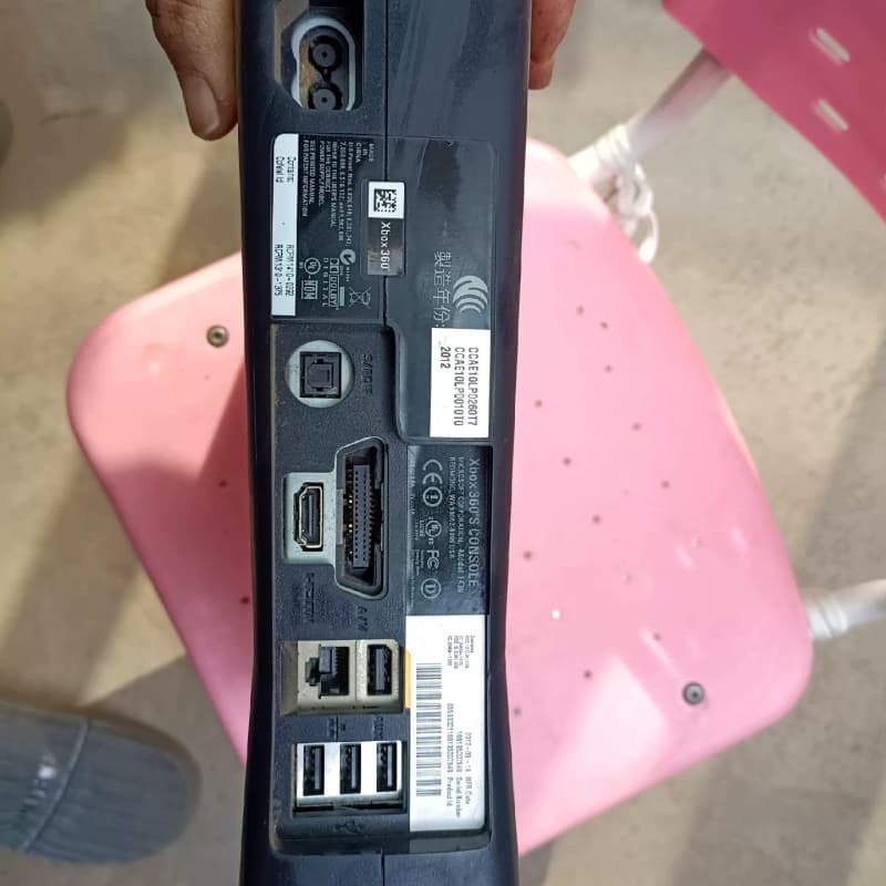 一台二手Xbox 360S游戏机。成色如图，外包装破损了，如--议价商