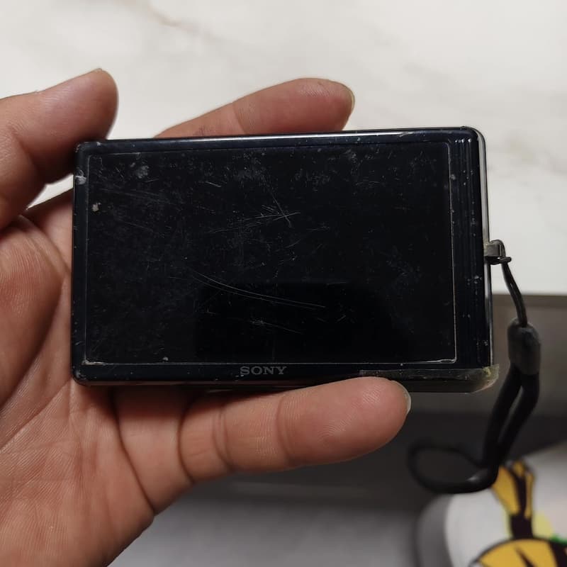 一台二手索尼DSC-TX9数码相机。成色如图,点。开机--议价商品