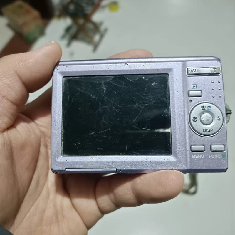 一台二手明基C1230数码相机。成色如图,开机没反应。当配件--议