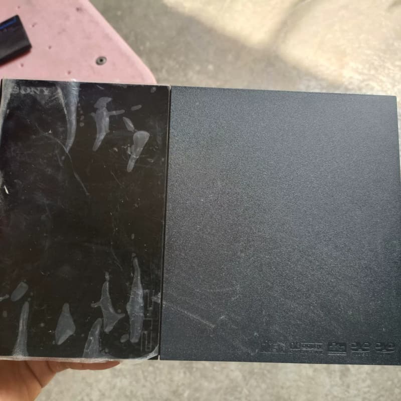一台二手索尼SCPH-90004游戏机。成色如图,正常使用,--议价商品