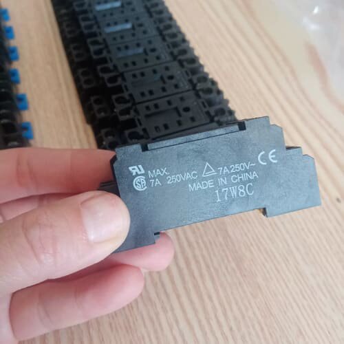 正品OMRON继电器底座 PYF08A-E 8孔 11只2元--议价商品