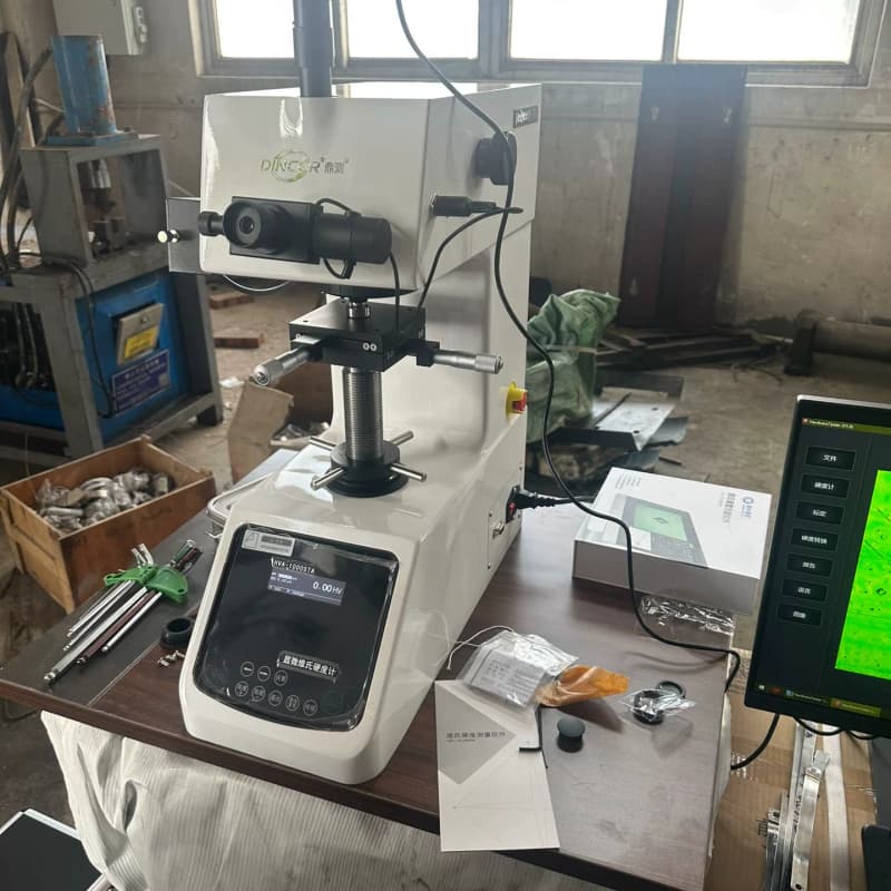 显微硬度计自动转塔,配套电脑显示器和键盘,功能完好。配备--议