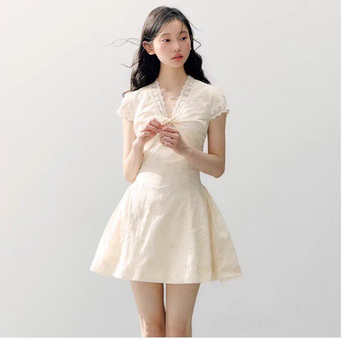 2026夏季新款V领淑女蕾丝花边连衣裙甜美A字收腰显瘦绣花裙中长裙