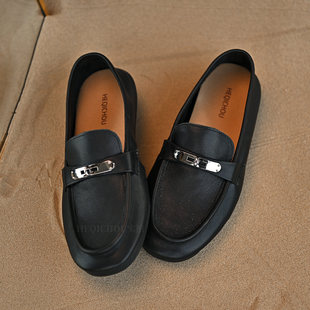 何其丑头层牛皮复古金属扣平底乐福鞋女2026春季新款真皮软底单鞋