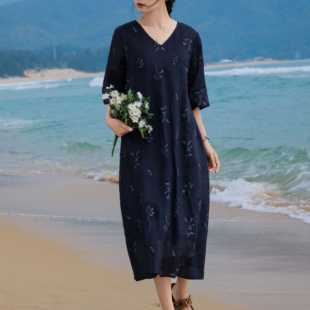2026夏季新款藏青色苎麻刺绣连衣裙女V领中袖宽松显瘦文艺长裙