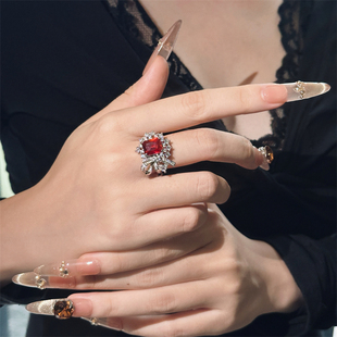 欧美轻奢复古设计感 红宝石锆石微镶精致雕花方形蝴蝶结开口戒指
