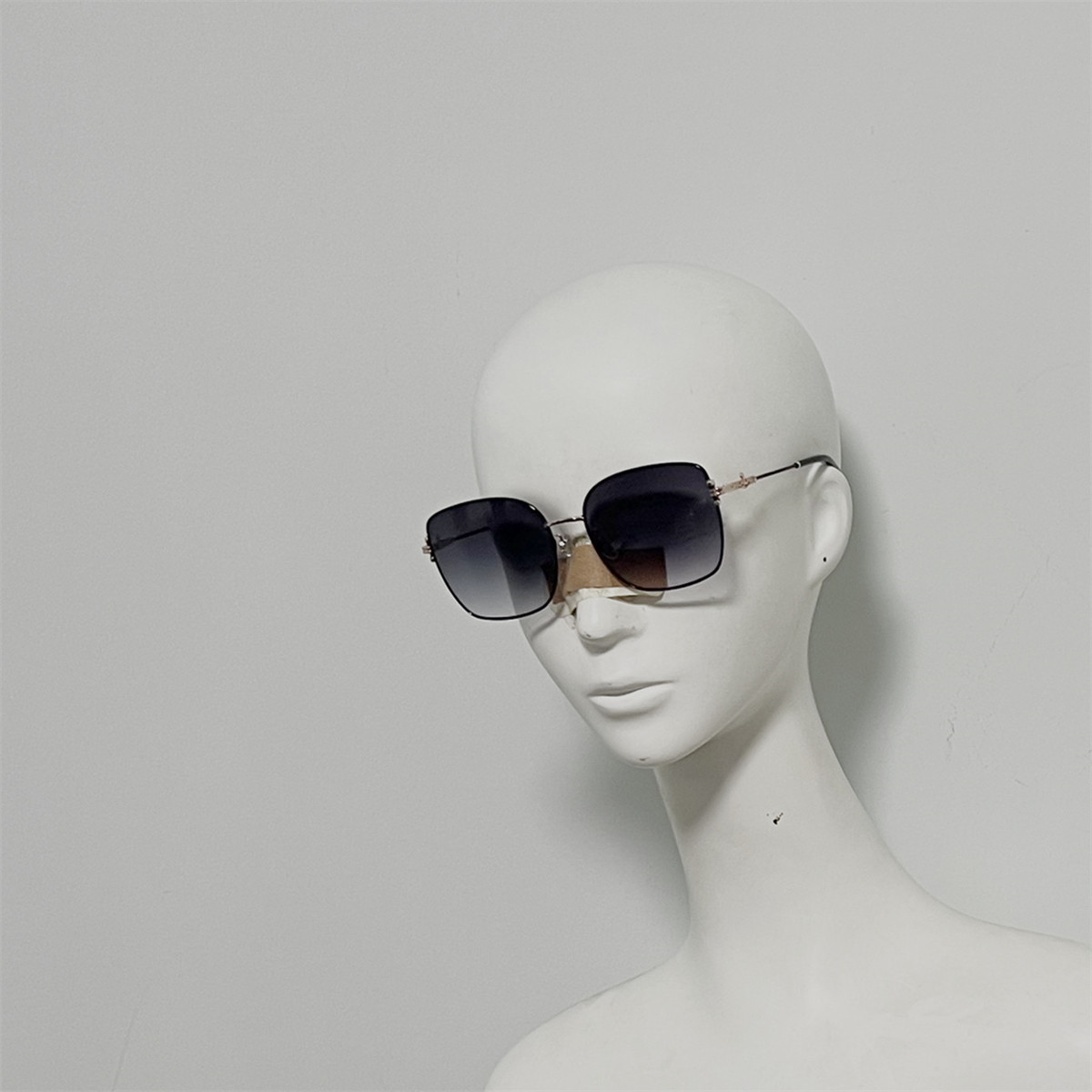 VW58 女式钛金属撞色框太阳镜 超超大框方圆款修脸墨镜 26年新款