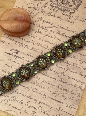 Star Dreams 克洛维的洗礼｜ 鸢尾花牌复古捷克珠手链羽毛扣