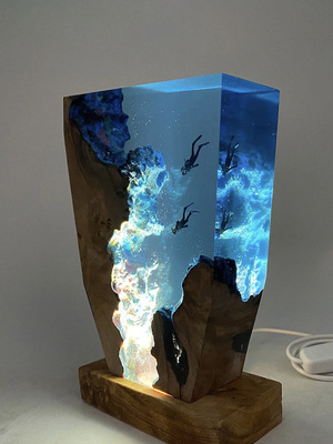 创意海洋溶洞鲸鱼潜水员桌面摆件艺术装置实木树脂灯生日礼物饰品