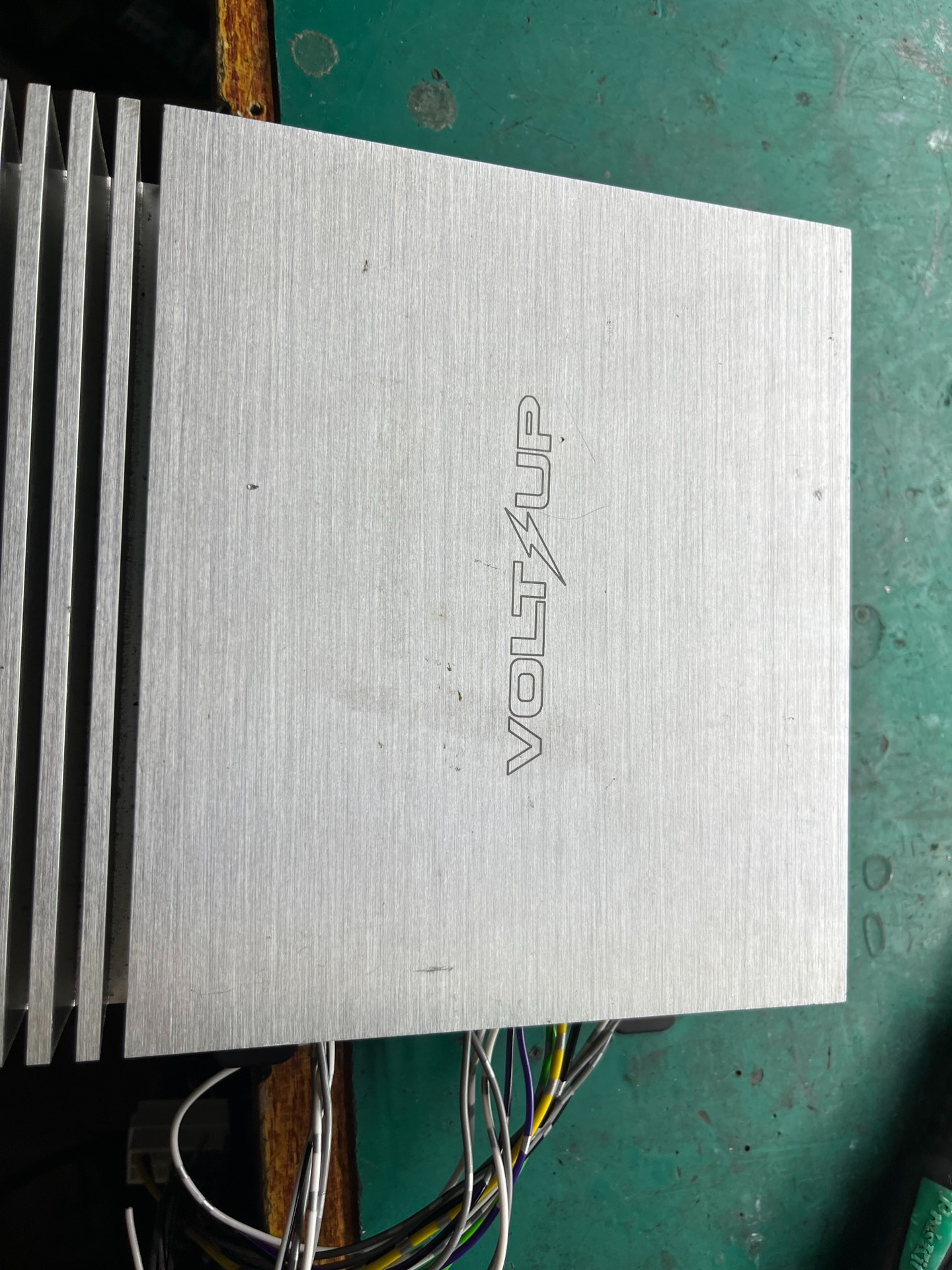 汽车音响维修闪电DA6路功放开机后不播放音乐低噪声很大