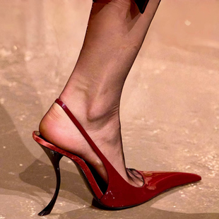 高跟鞋女2026春夏秀场同款细跟尖头性感黑色包头后空拼色浅口拖鞋