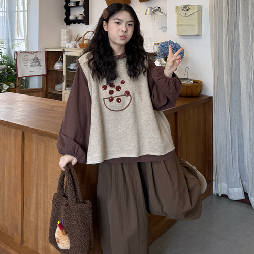 花边圆领衬衫+刺绣针织马甲+裤子