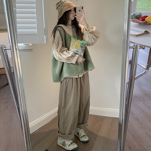 娃娃领衬衫+绿色针织马甲+肥腿裤