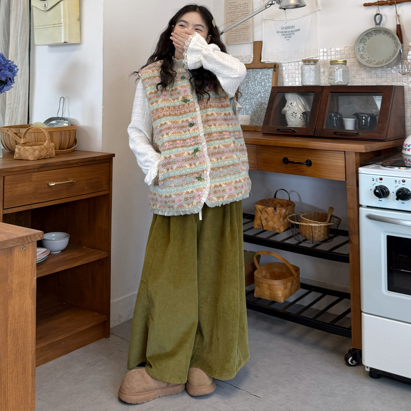 彩色条纹羊羔马甲+蕾丝打底+裤子