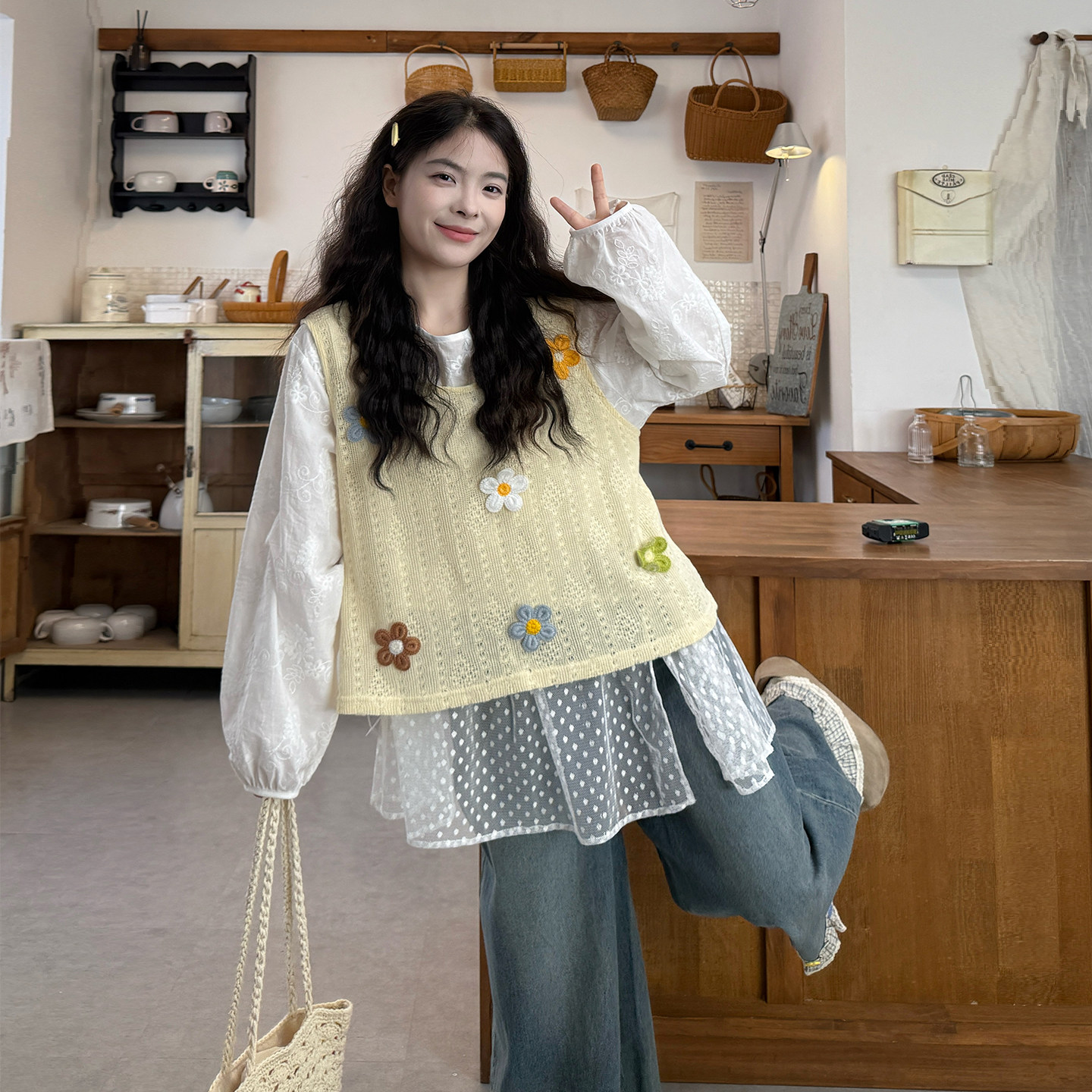 大码女装2026日系花朵针织马甲刺绣衬衫春季宽松百搭牛仔裤三件套