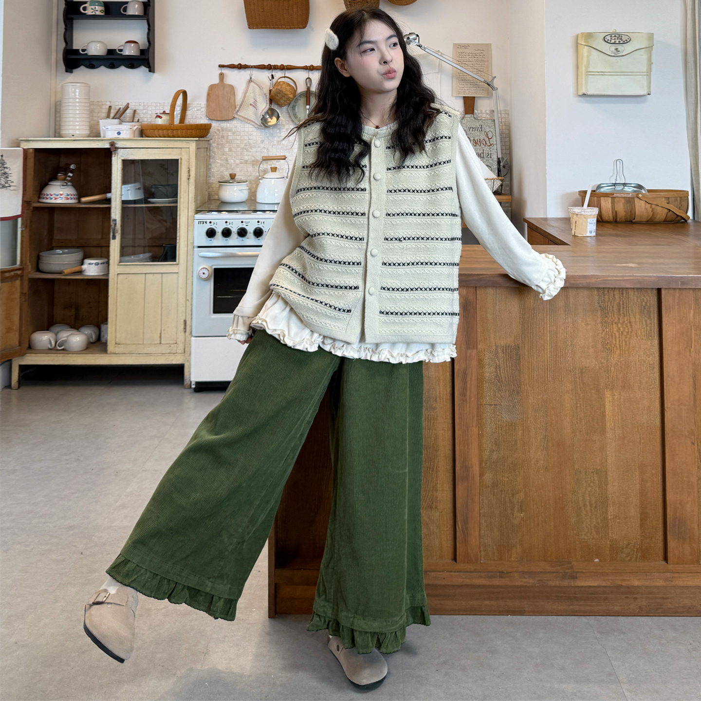 打底T恤+条纹马甲+灯芯绒阔腿裤