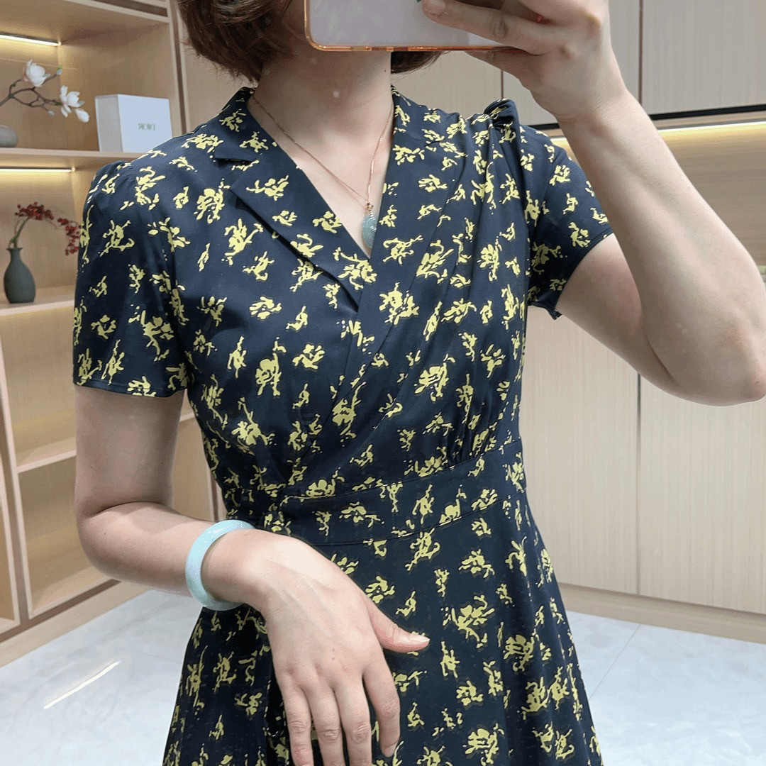 重磅真丝连衣裙女夏新款黑色碎花法式修身显瘦西装领一片式裹身裙
